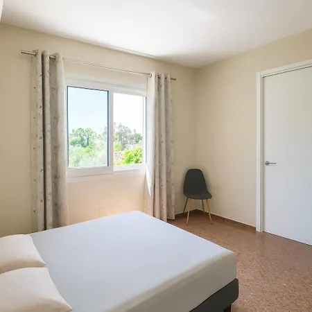 With Jacuzzi And Panoramic Views In Prestigious El Rosario, Feriehus