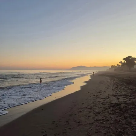 With Jacuzzi And Panoramic Views In Prestigious El Rosario, Feriehus