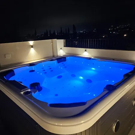 With Jacuzzi And Panoramic Views In Prestigious El Rosario, Feriehus