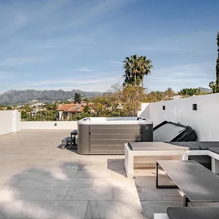 With Jacuzzi And Panoramic Views In Prestigious El Rosario, * Marbella