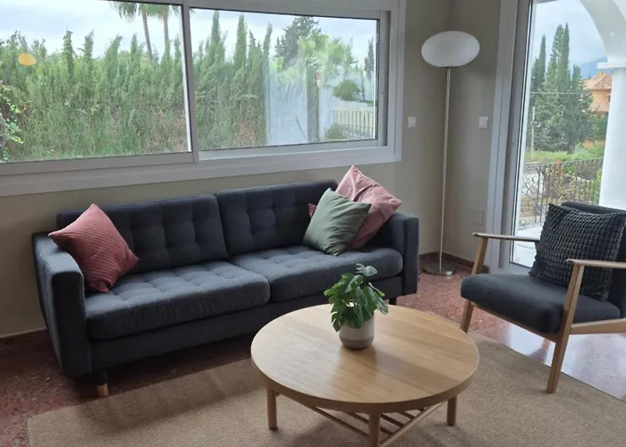 With Jacuzzi And Panoramic Views In Prestigious El Rosario, Nyaraló Marbella