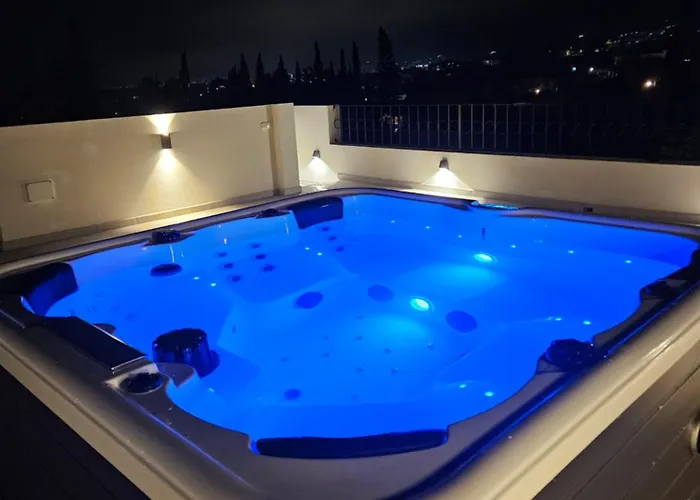 With Jacuzzi And Panoramic Views In Prestigious El Rosario, Nyaraló