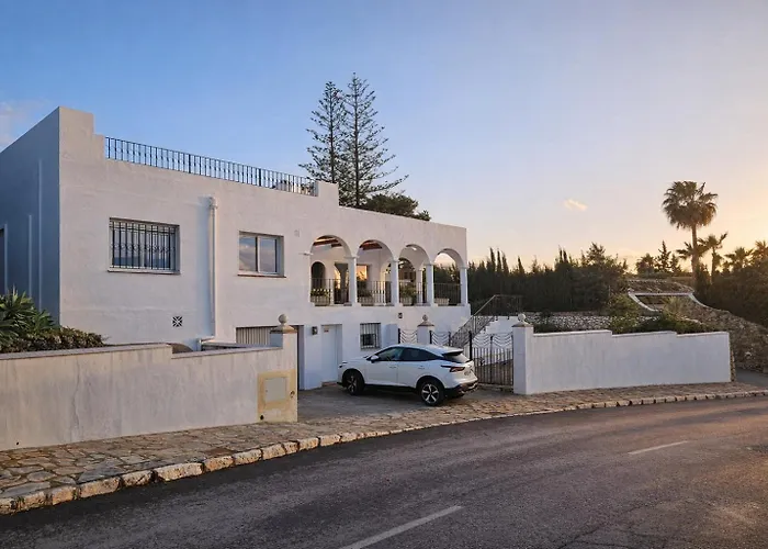 Nyaraló With Jacuzzi And Panoramic Views In Prestigious El Rosario, Marbella